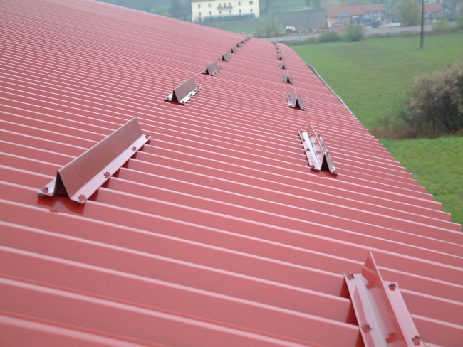 Как правильно произвести монтаж снегозадержателей на крыше дома